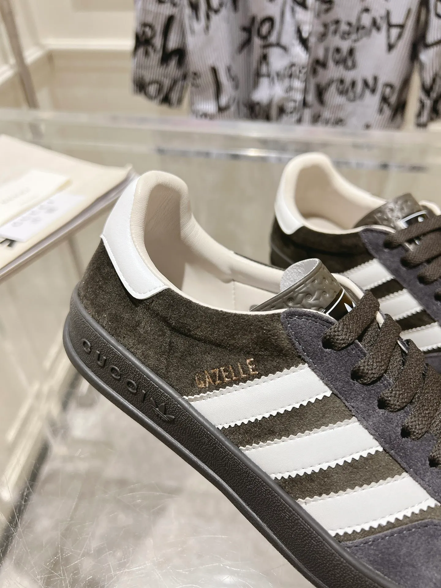 👟👟Ex-factory price 520👟👟Gucci&adidas joint limited edition couple's sneakers. A super nice joint casual sneaker with rich and bold colors! It showed everyone a completely different charm from the past! Combining retro style and youthful sports style to create a new aesthetic! Vitality yet stylish at the same time! ! Upper - made of cowhide, cowhide, cloth. Lining - sheepskin lining for foot pads. Sole - original open-molded beef tendon non-slip and wear-resistant outsole. Size: 35-47 (couple style)